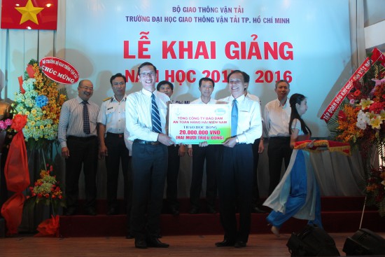 Ông Phạm Quốc Súy, Tổng giám đốc VMS-South trao học bổng cho trường ĐH GTVT TP.HCM.