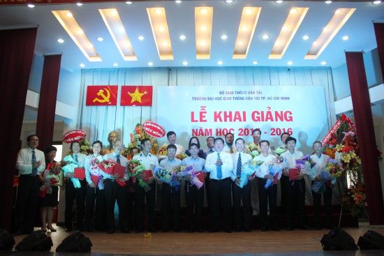 Bộ trưởng Đinh La Thăng cùng PGS.TS. Nguyễn Văn Thư, Hiệu trưởng nhà trường tặng kỷ niệm chương cho các nhà tài trợ. 