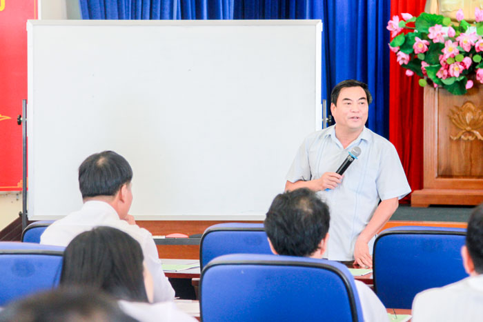 Đ/c Nguyễn Văn Tâm, Giám đốc Trung tâm Hội nghị và Đào tạo cán bộ Công đoàn - Tổng Liên đoàn Lao động Việt Nam trình bày tại Hội nghị