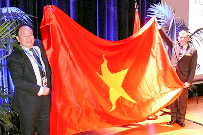 Thượng tướng Phạm Ngọc Minh – Phó Tổng Tham mưu trưởng QĐND Việt Nam kiêm Chủ tịch Ủy ban thủy đạc Việt Nam và ông Robert Ward – Chủ tịch IHO giới thiệu quốc kỳ Việt Nam tới các quốc gia thành viên IHO.