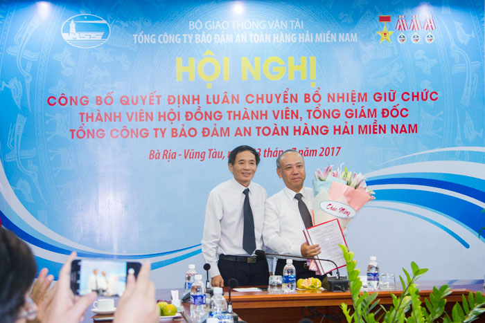 Ông Phạm Văn Quang, Chủ tịch HĐTV Tổng công ty trao Quyết định bổ nhiệm Tổng giám đốc  Tổng công ty cho ông Bùi Thế Hùng