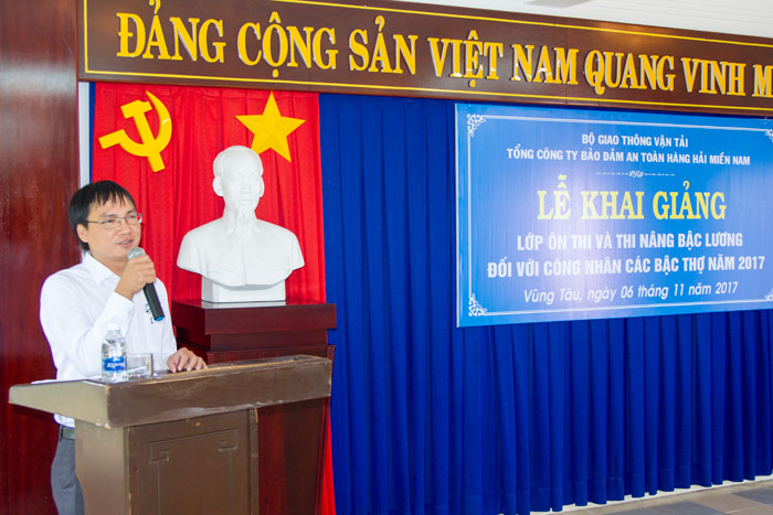 Ông Trần Đức Thi, Phó TGĐ Tổng công ty, Chủ tịch Hội đồng thi nâng bậc phát biểu tại Lễ khai giảng Lớp ôn thi nâng bậc