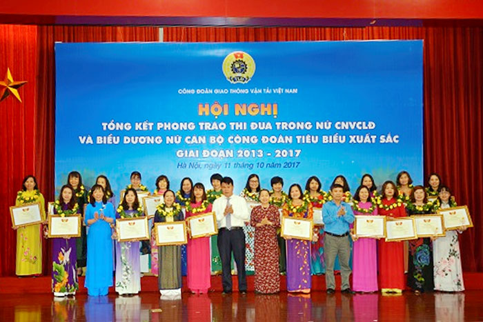 Các đồng chí lãnh đạo Tổng liên đoàn Lao động Việt Nam, Công đoàn GTVT Việt Nam trao tặng Bằng khen Công đoàn GTVT Việt Nam, kỷ niệm chương và hoa cho 78 đồng chí nữ cán bộ công đoàn tiêu biểu xuất sắc trong hoạt động công đoàn giai đoạn 2013-2017.