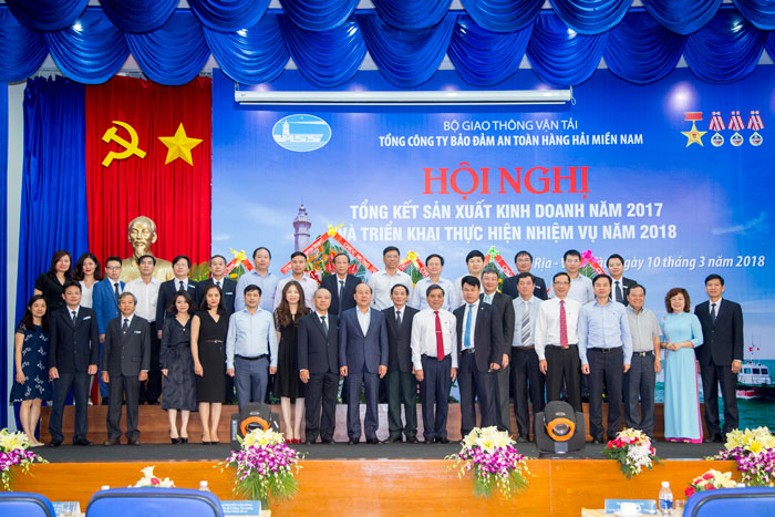 Thứ trưởng Nguyễn Văn Công chụp ảnh lưu niệm với các đại biểu