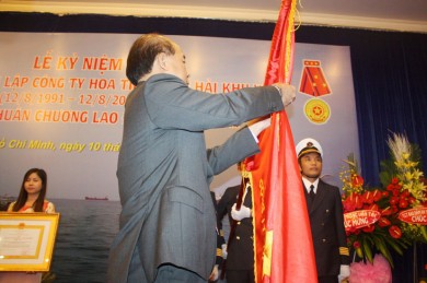 Thứ trưởng Bộ GTVT Nguyễn Văn Công thừa uỷ quyền của Chủ tịch nước trao tặng Huân chương Lao động hạnh Nhất cho PILOTCO I