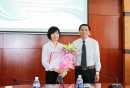 Ông Phạm Văn Quang - Chủ tịch HĐTV VMS-South trao Quyết định và tặng hoa chúc mừng bà Nguyễn Thị Thủy - Tân Kế toán trưởng VMS-South