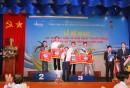 Ông Phạm Văn Quang - Chủ tịch HĐTV VMS-South trao giải Nhất, Nhì, Ba toàn đoàn tại Lễ bế mạc Hội thao VMS-South 2014