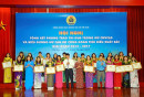 Các đồng chí lãnh đạo Tổng liên đoàn Lao động Việt Nam, Công đoàn GTVT Việt Nam trao tặng Bằng khen Công đoàn GTVT Việt Nam, kỷ niệm chương và hoa cho 78 đồng chí nữ cán bộ công đoàn tiêu biểu xuất sắc trong hoạt động công đoàn giai đoạn 2013-2017.