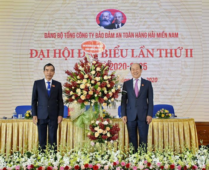 Đồng chí Nguyễn Văn Công, UV Ban Cán sự đảng, Thứ trưởng Bộ GTVT, tặng hoa chúc mừng đại hội.